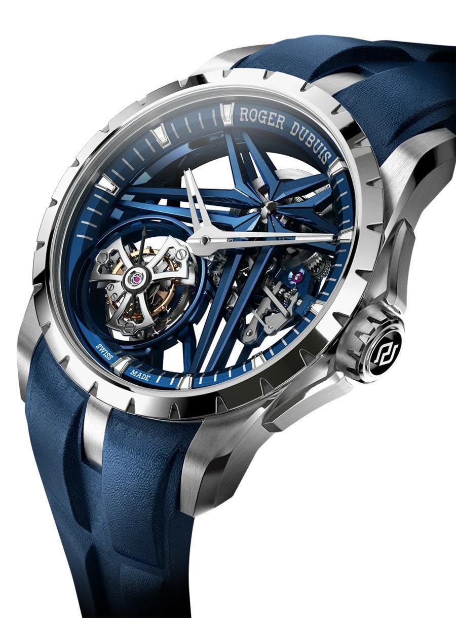 ROGER DUBUIS羅杰杜彼的Excalibur Monotourbillon單一飛行陀飛輪錶款，採用藍色CVD（化學氣相鍍層）處理機芯橋板，與「鈷鉻鉬合金®」錶殼，定價約NT$4,580,000。