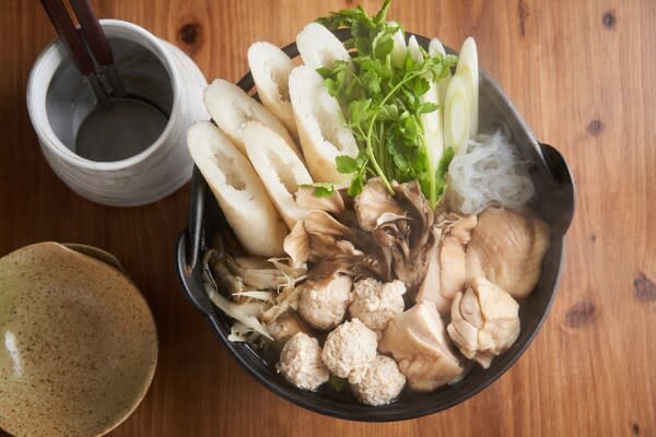 秋田縣著名的鄉土料理「烤米棒火鍋（きりたんぽ鍋）」。　©PIXTA