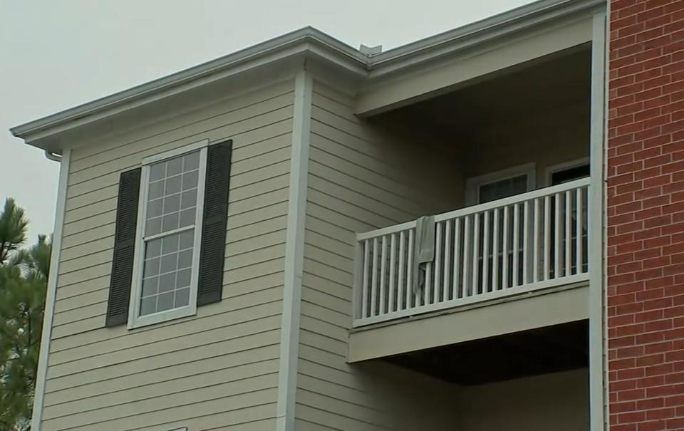 El complejo de apartamentos CityParc II, en el oeste de Houston, Texas, donde fueron hallados tres niños viviendo solos y el cadáver de un cuarto menor. (Captura de video / ABC News)