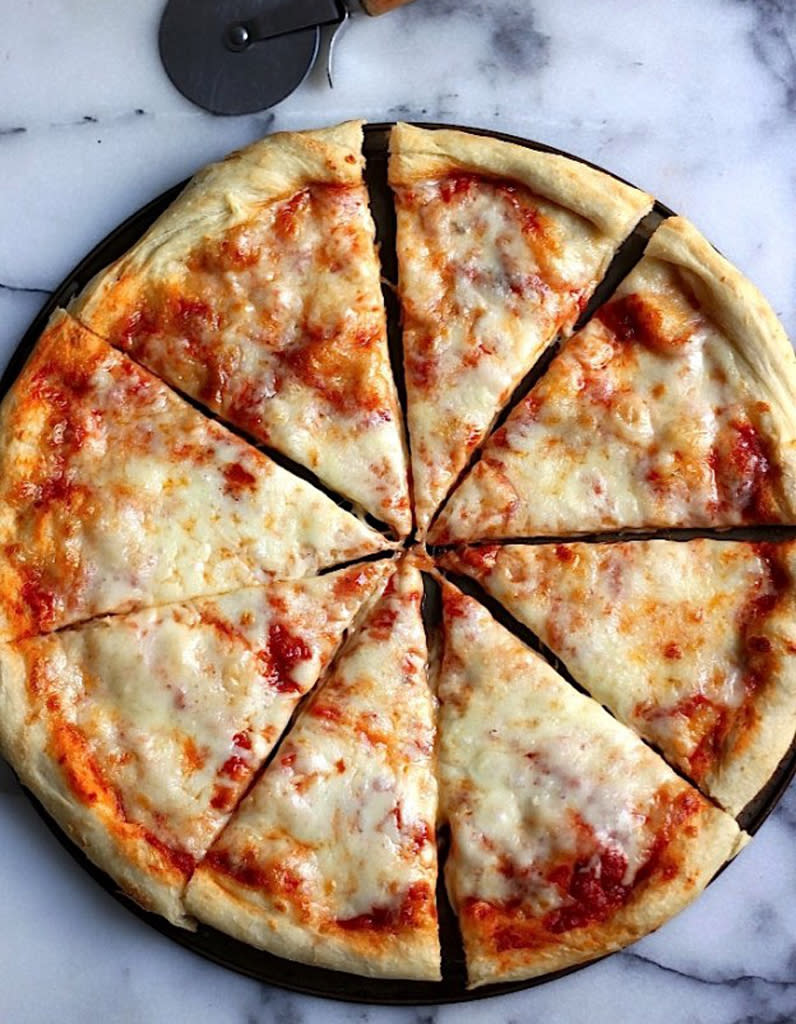 <p>Découvrir la recette <a href="https://bakerbynature.com/best-new-york-style-cheese-pizza/" rel="nofollow noopener" target="_blank" data-ylk="slk:ici;elm:context_link;itc:0;sec:content-canvas" class="link ">ici</a></p><br>