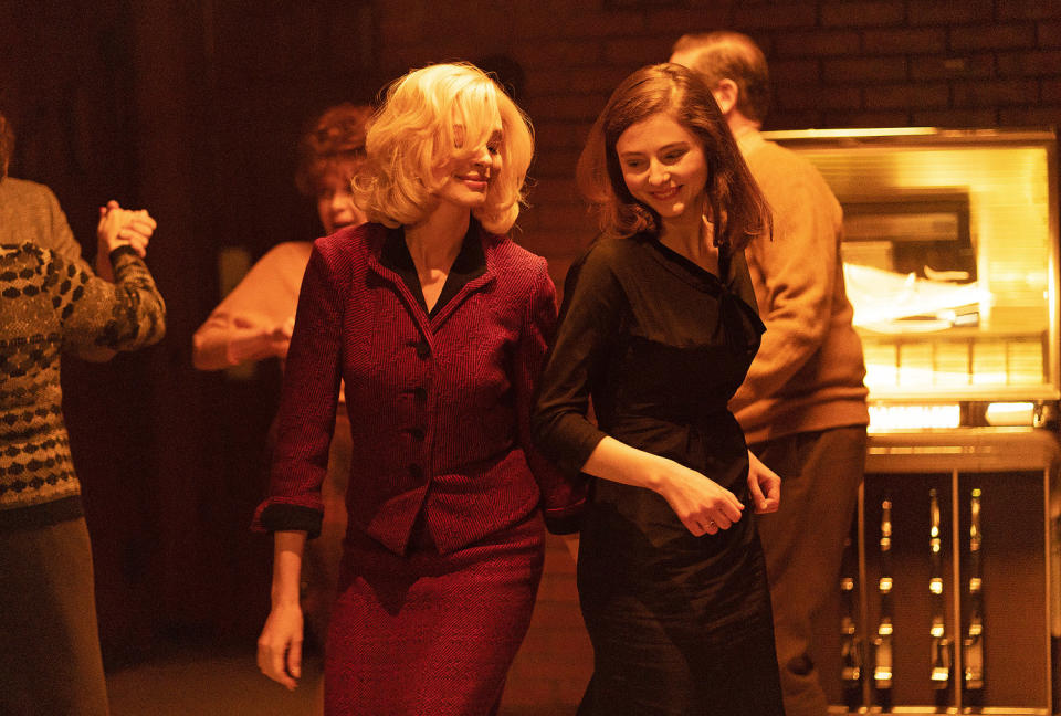 Anne Hathway and Thomasin McKenzie in 