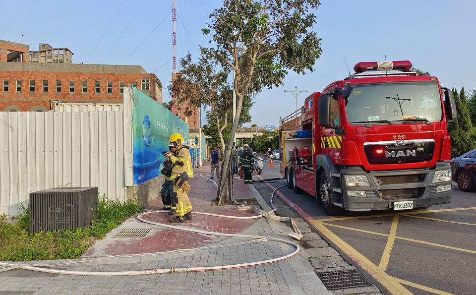 新竹縣竹北市16日下午有不少民眾聞到瓦斯味，消防人員派遣人員進行檢測，查出興隆路二段一處數值超標，由新竹瓦斯公司進行相關處置。（圖/新竹縣政府消防局提供）