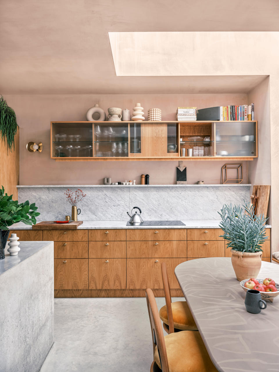 Plaster pink kitchen with wooden kitchen cabinets