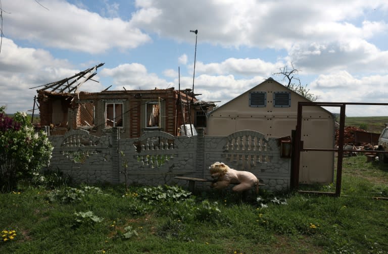 Una casa destruida por un bombardeo en la localidad ucraniana de Dovguenké, en la región de Járkov, en una imagen del 23 de abril de 2024 (Anatolii Stepanov)