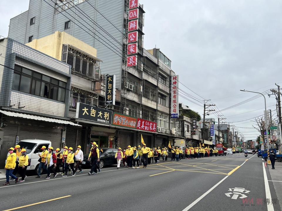 ▲三崇宮遶境隊伍在平鎮大北勢地區浩浩蕩蕩延綿二公里（圖/記者潘明賜攝）