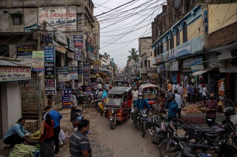 Wider Image: Last doctor standing: Pandemic pushes Indian hospital to brink