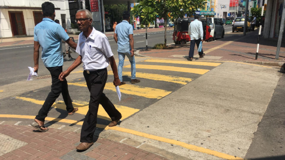 也有網友分享斯里蘭卡首都可倫坡的行人穿越道比一般道路更高，可以讓行人更容易使用，同時也可以當成車輛減速丘。（圖片來源/ 翻攝自臉書@WenLi Chen）