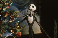 Halloween, immer nur Halloween: Jack Skellington langweilt sich in Halloween Town zu Tode - bis er eines Tages Christmas Town kennenlernt. Fasziniert von Zuckerstangen und Lichterglanz, beschließt er, seinen gruseligen Freunden das Weihnachtsfest näherzubringen. Das musikalische Stop-Motion-Animationsabenteuer "Nightmare Before Christmas" (1993) ist ein kultig-schräger Gegenentwurf zur klassischen Weihnachtsgeschichte. (Bild: Disney)