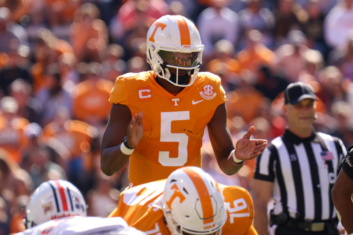 Tennessee beats Alabama on final play in high-scoring thriller