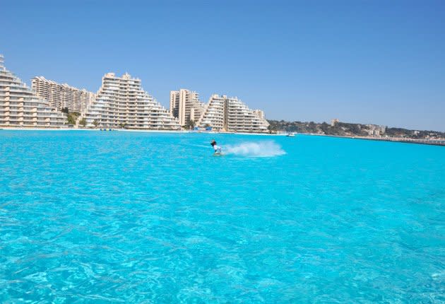 Der größte Pool der Welt liegt in Chile: Ferienanlage "San Alfonso del Mar" in Algarrobo, 75 Kilometer nördlich der chilenischen Hauptstadt Santiago de Chile, erstreckt sich das erfrischende Wunderwerk parallel zum Strand. Die gigantischen Maße des Pools: Das Becken ist über 1000 Meter lang, acht Hektar groß und fasst 250.000 Kubikmeter Wasser.