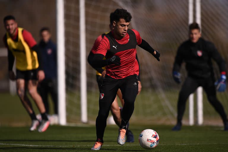 Entrenamiento del equipo titular de Independiente con Sebastián Sosa de fondo