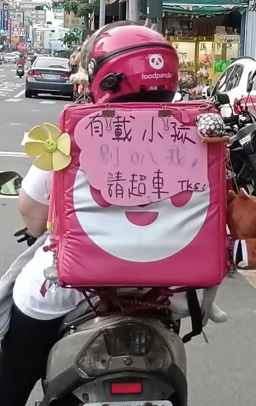 女外送員背著嬰兒工作，就怕騎太慢發生危險，在背包上提醒其他駕駛可以超車。（圖／翻攝自路上觀察學院）