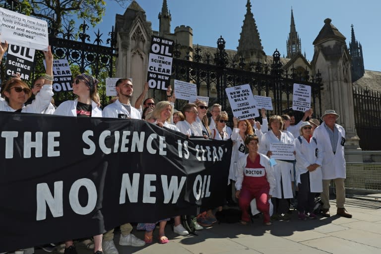 Unos científicos y médicos llaman al gobierno británico a dejar de conceder licencias para la producción de petróleo y gas, el 4 de septiembre de 2023 en el exterior del Parlamento, en Londres (Adrian Dennis)