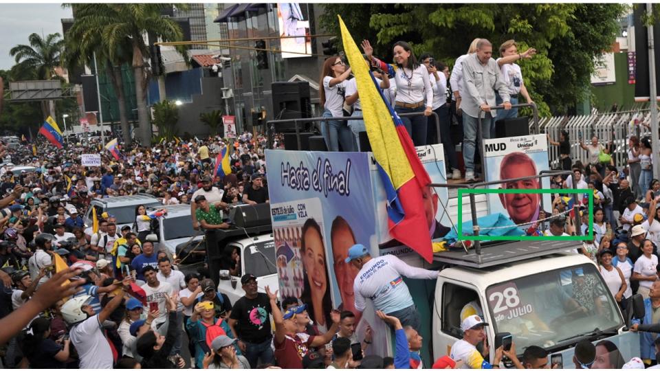 <span>El candidato presidencial Edmundo González Urrutia y la líder opositora María Corina Machado saludan desde lo alto de un camión durante su cierre de campaña en Caracas, el 25 de julio de 2024 (AFP / Juan Barreto) </span>