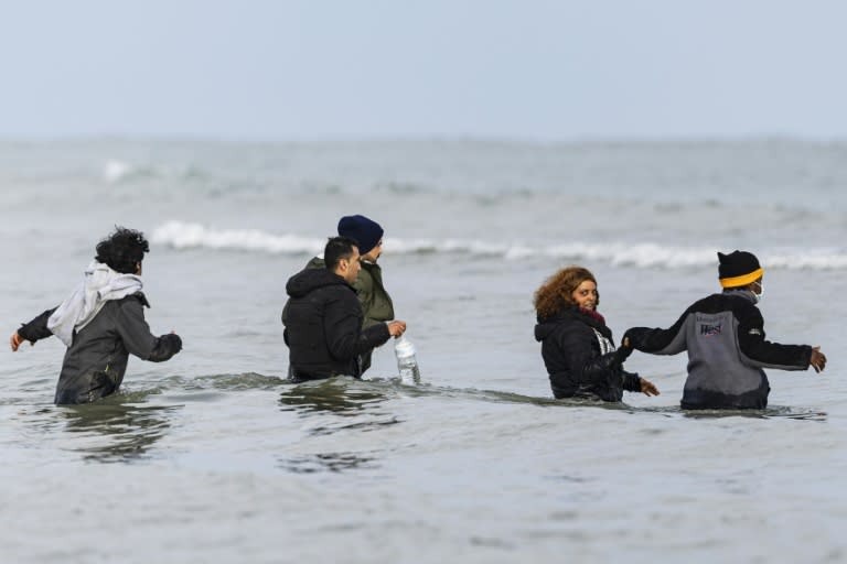 Unos migrantes entran en el agua para abordar una embarcación e intentar cruzar el canal de la Mancha, el 26 de abril de 2024 en una playa en Gravelines, en el norte de Francia (Sameer al Doumy)