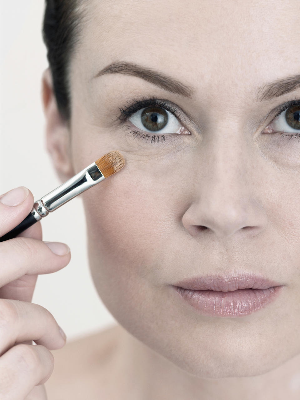 <p>Viele Frauen klagen über Rötungen, Hautunebenheiten oder Augenschatten. Kleine Makel können mit einem kleinen, kompakten und abgerundeten Pinsel sowie Concealer oder Camouflage kaschiert werden. (Bild: Getty Images) </p>