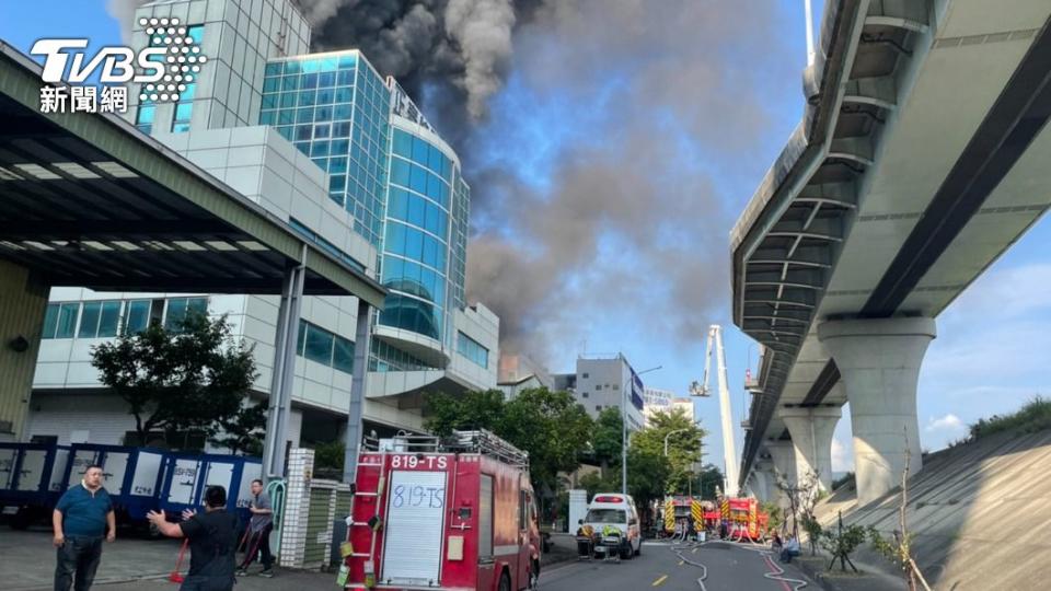 火警濃煙影響國道一號五股路段。（圖／TVBS）