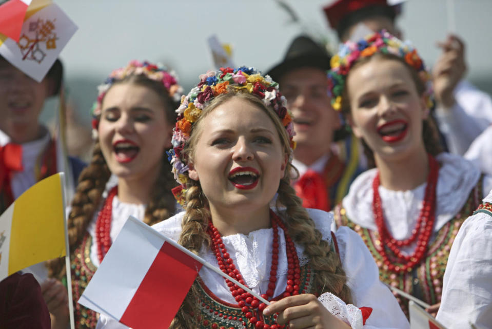 <p>Faithfuls cheer as they wait for Pope Francis’ arrival at Balice airport near Krakow, Poland July 27, 2016. (REUTERS/David W Cerny)</p>