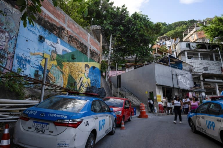 Un mural relativo al fútbol brasileño, fotografiado en la favela Morro da Babilonia, en Río de Janeiro, el 15 de abril de 2024 (Pablo Porciúncula)