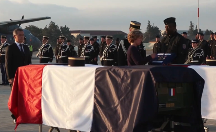 Nouvelle-Calédonie : Darmanin a décoré les deux gendarmes tués en marge des manifestations 