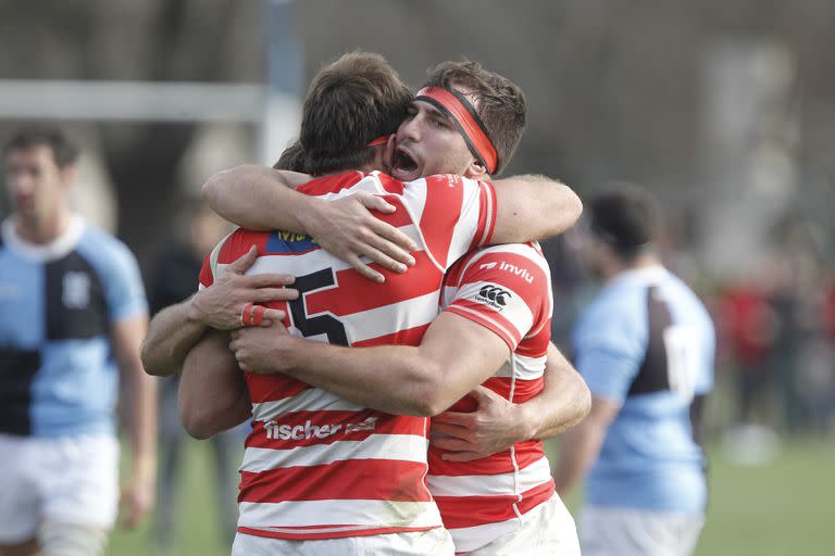 El abrazo de una victoria fundamental de Alumni