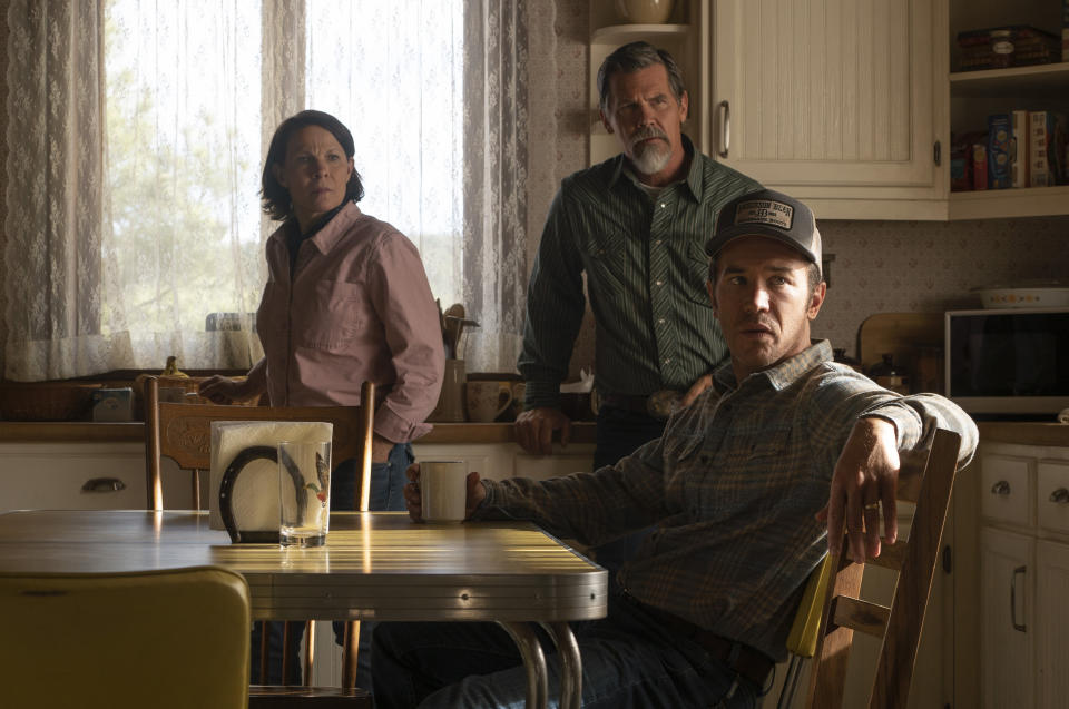 En esta imagen difundida por Amazon Prime Video, Lili Taylor, Josh Brolin y Tom Pelphrey, de izquierda a derecha, en una escena de "Outer Range". La serie, un western moderno con elementos sobrenaturales, se estrena el viernes en el servicio de streaming. (Richard Foreman/Amazon Prime Video vía AP)