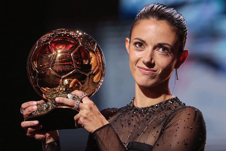 Aitana Bonmati posa con el Balón de Oro a la Mejor Futbolista de la temporada, según France Football