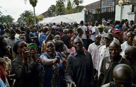 Supporters of the Congolese main opposition part Union for Democracy and Social Progress (UDPS) shout slogans as they gather outside the residence of the late veteran opposition leader Etienne Tshisekedi in the Limete Municipality in Kinshasa, Democratic Republic of Congo, March 28, 2017. REUTERS/Robert Carrubba