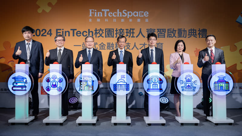 金總辦理第3屆FinTech校園接班人計畫啟動典禮 金總2日舉行第3屆FinTech校園接班人計畫，由理事長 蘇建榮（左3）主持，邀請金管會主任秘書蔡福隆 （中）、銀行局主任秘書侯立洋（右3）、數位發展 部數位產業署主任秘書黃雅萍（右2）出席。 （金融科技創新園區提供） 中央社記者羅元駿傳真  113年7月2日 