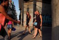 Turistas caminan en La Habana, Cuba, 16 de julio de 2018. REUTERS/Stringer