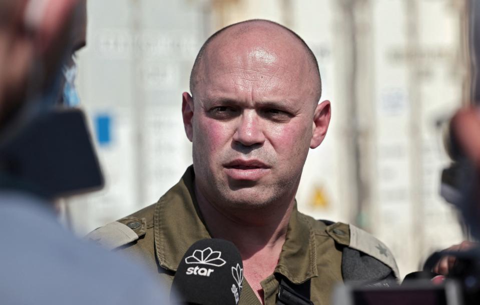 巴勒斯坦醫務人員表示，以色列發動空襲並以狙擊手攻擊，導致加薩市內醫院多人死亡。以色列軍方發言人赫克特（Richard Hecht）（圖）回應聲稱：「哈瑪斯在醫院內活動」。（THOMAS COEX/AFP/Getty Images）