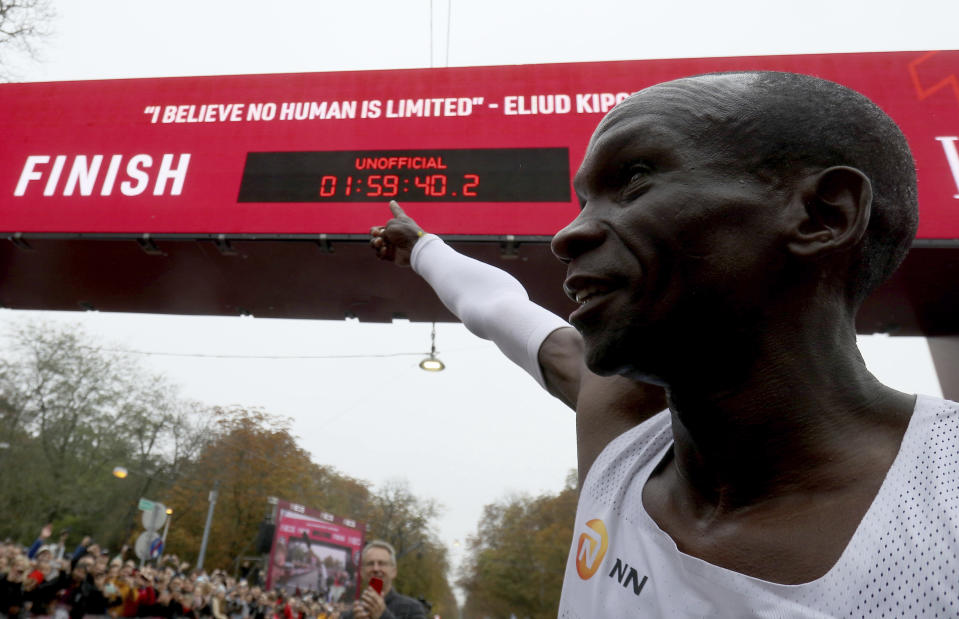 El maratonista keniano Eliud Kipchoge apunta al cronómetro tras registrar un tiempo de 1:59:40 en Viena, el sábado 12 de octubre de 2019. Kipchohe es el primer atleta que baja de las 2 horas en un maratón. (AP Foto/Ronald Zak)