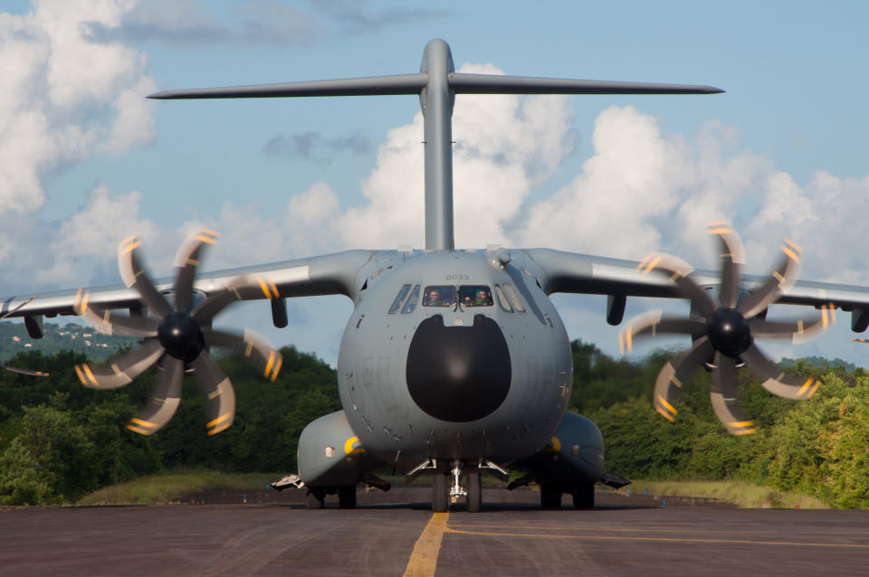 <p>Wenig später wird bekannt, dass von acht Airbus A400M-Maschinen nur ein einziger Transporter überhaupt einsatzbereit ist. Alle anderen müssen repariert oder gewartet werden. Aktuell zeichnen sich auch noch weitere Kosten in Milliardenhöhe ab. Immer neue technische Probleme und weitere Verzögerungen bei der Auslieferung des Militärtransporters hatten Airbus im vergangenen Jahr bereits mit 2,2 Milliarden Euro belastet. (Bild: ddp) </p>