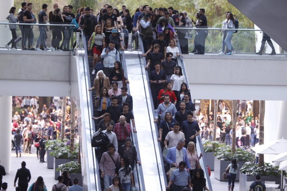 <p>MEX57. CIUDAD DE MÉXICO (MÉXICO), 16/02/2018.- Personas desalojan un centro comercial tras un sismo registrado hoy, viernes 16 de febrero de 2018, en Ciudad de México (México). Un fuerte sismo de magnitud preliminar 7 sacudió hoy la Ciudad de México, así como el centro y el sur del país a las 17.39 hora local (23.39 GMT), con epicentro a ocho kilómetros al noreste de Pinotepa Nacional, estado sureño de Oaxaca, informó el Servicio Sismológico Nacional. EFE/Sáshenka Gutiérrez </p>