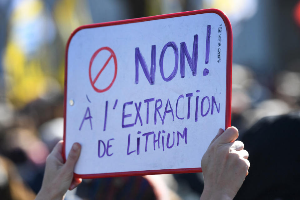 Manifestation contre l&#39;extraction de lithium &#xe0; Treguennec, en Bretagne, le 26 f&#xe9;vrier 2022 (Photo by FRED TANNEAU / AFP)