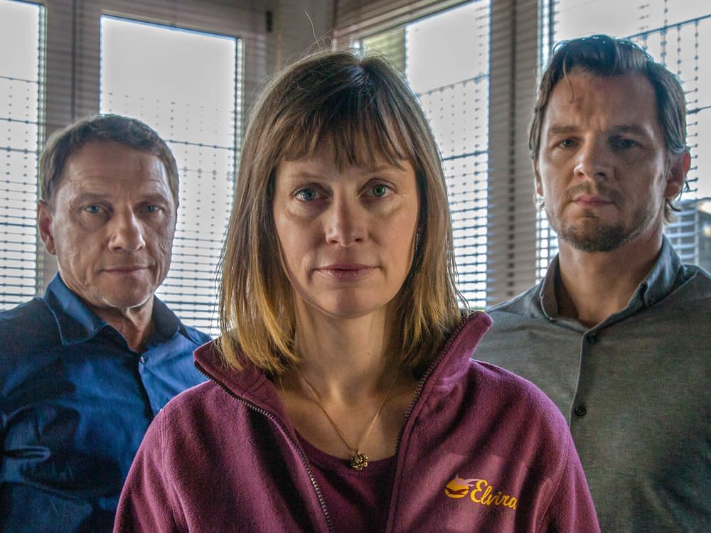 "Tatort: Anne und der Tod": Die Kommissare Thorsten Lannert (Richy Müller, l.) und Sebastian Bootz (Felix Klare) befragen die Altenpflegerin Anne Werner (Katharina Marie Schubert). (Bild: SWR/Maor Waisburd)