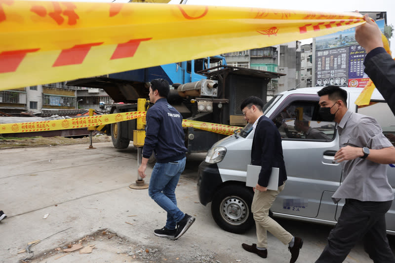 士林工安意外釀1死　蔣萬安親赴現場視察 台北市士林區一處工地30日發生意外釀1死，台北市 長蔣萬安（左）下午親赴事發現場視察，並裁示各局 處立即釐清狀況，依法開罰、停工，同時追究廠商責 任，未來一定要確認符合所有安全標準才可復工。 中央社記者趙世勳攝  113年3月30日 