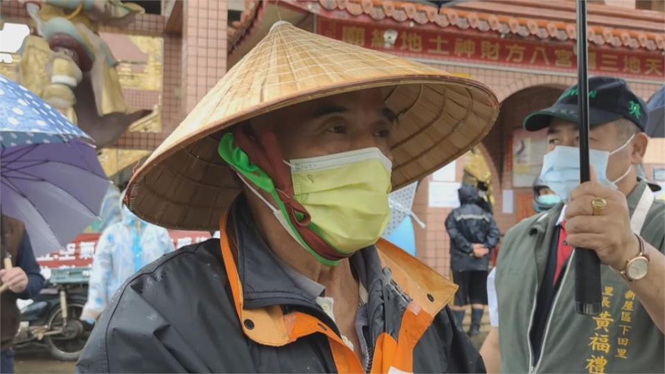 毛絮滿天飛！養雞場設在田中央　桃園新屋下田里居民喊抗議