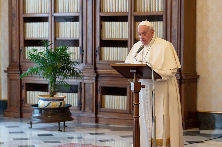 El Papa en la biblioteca del Palacio Apostólico