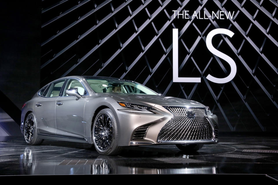 Lexus wartet in Detroit mit seiner Limousine LS auf. Das Modell überzeugt mit Hinterradantrieb und einem 3,5-Liter-Biturbo-V6-Motor mit satten 415 PS und 600 Newtonmeter Drehmoment. Vor allem aber designtechnisch machen die Japaner einen Schritt nach vorne: Die Limousine LS ist länger, breiter, aber auch flacher und erinnert damit an ein Coupé.