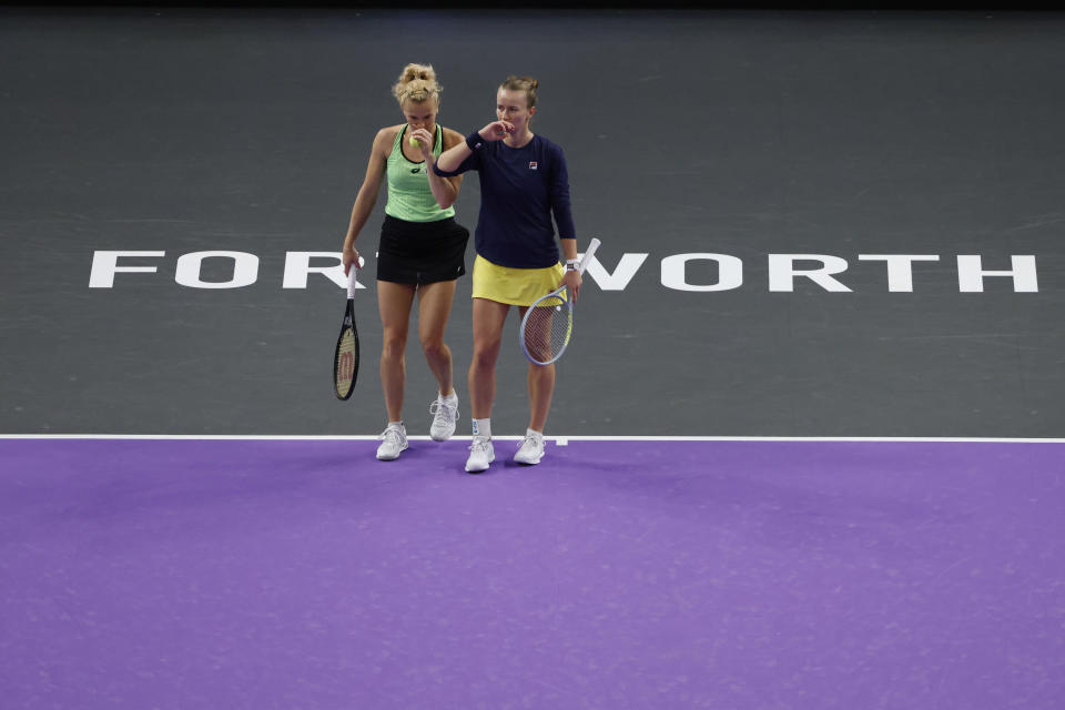 Katerina Siniakova, left, talks with doubles partner Barbora Krejcikova, right, both of the Czech Republic, in the final of the WTA Finals tennis tournament against Veronika Kudermetova, of Russia, and Elise Mertens, of Belgium, in Fort Worth, Texas, Monday, Nov. 7, 2022. (AP Photo/Ron Jenkins)