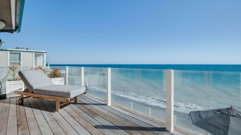 Esta propiedad grita ¡hombre soltero! Con su jacuzzi, vistas panorámicas y terraza.