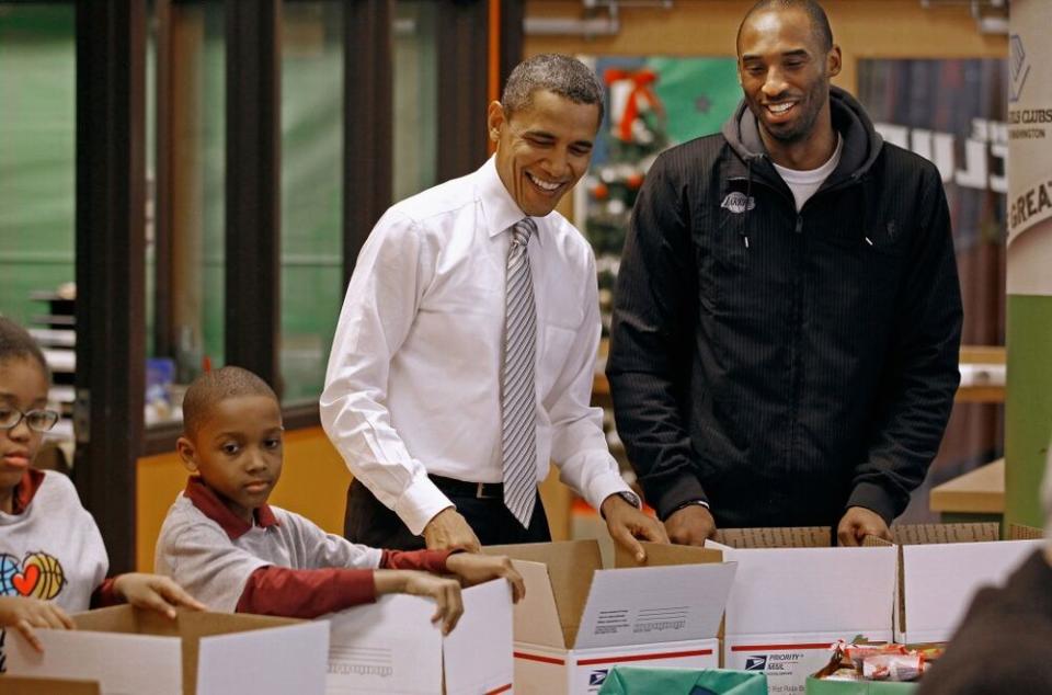 Former President Barack Obama (center) standing next to Kobe Bryant | Chip Somodevilla/Getty Images