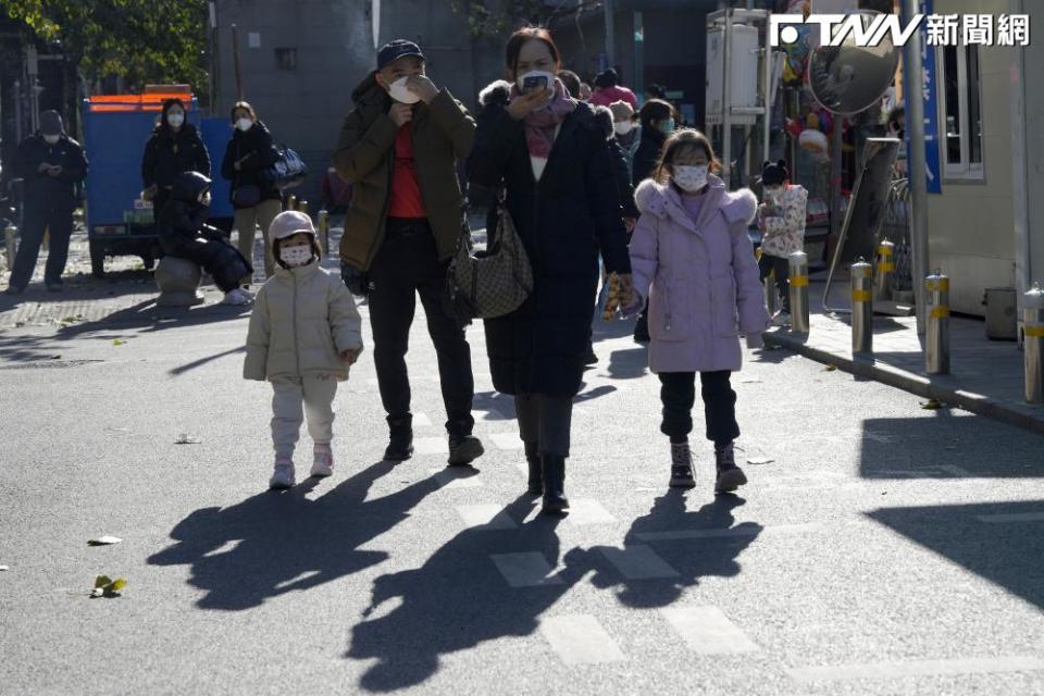 小兒科醫師林智葳表示，黴漿菌不好診斷，在臨床上，「超過一個禮拜以上的乾咳」是比較會讓醫師懷疑其診斷的線索。（圖為中國看診病患／美聯社）