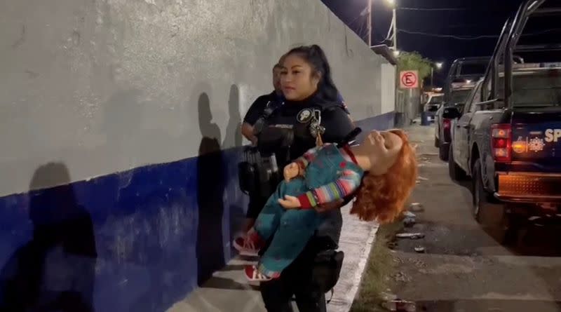 Policía mexicana esposa al torcido 'muñeco demonio' Chucky en Monclova