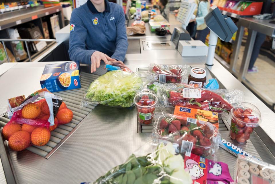 An wenigen Orten sind Menschen so ungeduldig wie an der Supermarktkasse, sagt eine ehemalige Kassiererin. (Symbolbild). - Copyright: picture alliance/KEYSTONE | CHRISTIAN BEUTLER