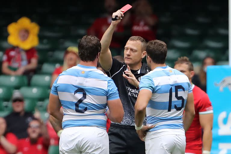 El árbitro inglés Matthew Carley muestra una tarjeta roja al lateral argentino Juan Cruz Mallia (2a R) durante el partido amistoso internacional de rugby entre Gales y Argentina en el estadio del Principado de Cardiff