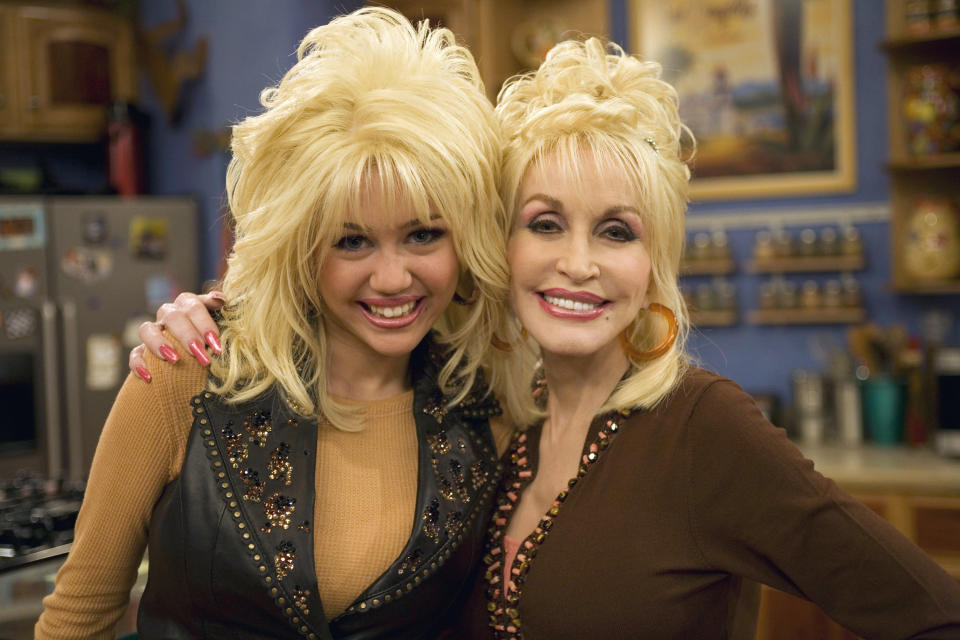 Miley Cyrus and Dolly Parton pose on the &quot;Hannah Montana&quot; set while filming the episode,&nbsp; &quot;I Will Always Loathe You&quot;