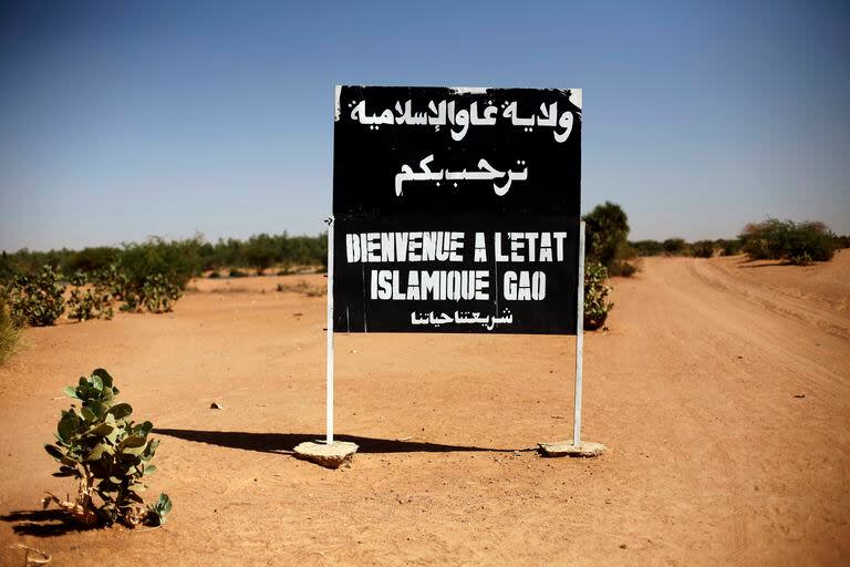 En esta imagen de archivo, un cartel en una carretera a la salida de Gao, en el norte de Mali, dice 