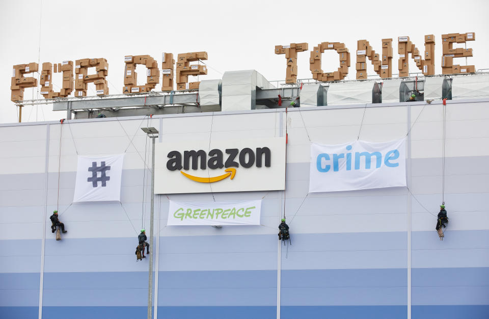 14 Juli 2019: Greenpeace-Aktivisten seilen sich am Gebäude der Amazon Logistik Winsen GmbH ab, an dem sie gegen die Zerstörung von Retourenwaren protestieren.  (Bild: Georg Wendt/picture alliance via Getty Images)